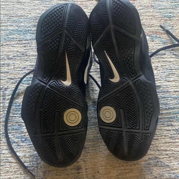 Basketball shoe/ gently worn - Picture 3 of 3